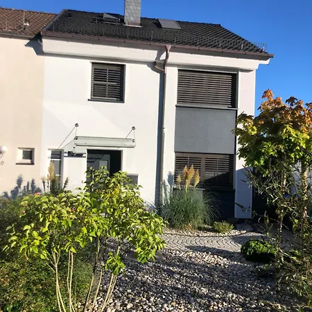 펜션 Festspiel Haus 2 Schlafzimmer Modern Mit Gemuetlichem Garten Fuer 2-4 Pers, 1,5km Zum Stadtzentrum