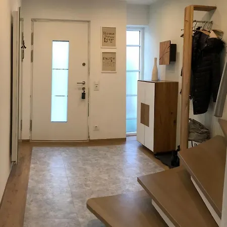 펜션 Festspiel Haus 2 Schlafzimmer Modern Mit Gemuetlichem Garten Fuer 2-4 Pers, 1,5km Zum Stadtzentrum